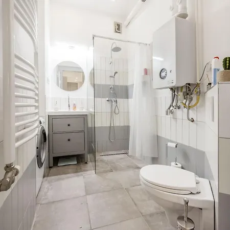 Elegant Two-bedroom In The Centre Apartment *