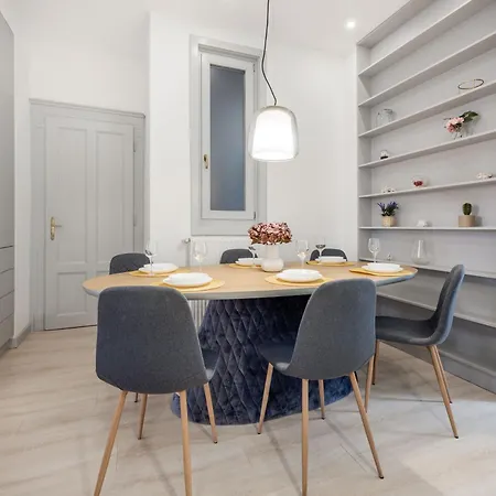 Elegant Two-bedroom In The Centre Apartment *