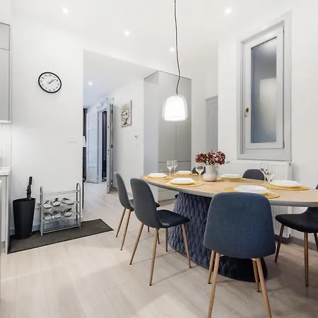 Elegant Two-bedroom In The Centre Apartment *