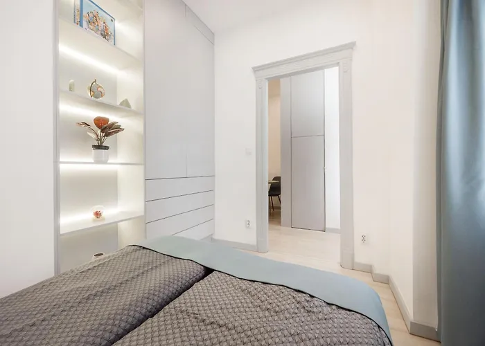 Elegant Two-bedroom In The Centre Lägenhet
