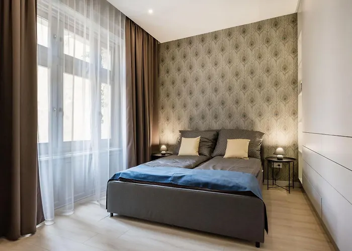 Elegant Two-bedroom In The Centre Lägenhet