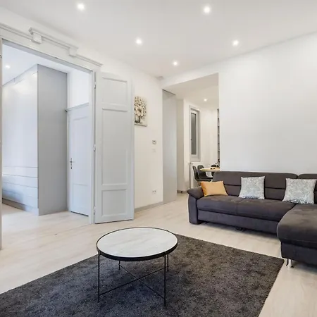 Daire Elegant Two-bedroom In The Centre *