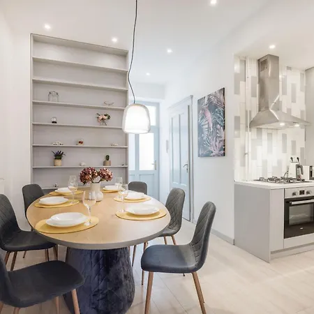 Lejlighed Elegant Two-bedroom In The Centre *